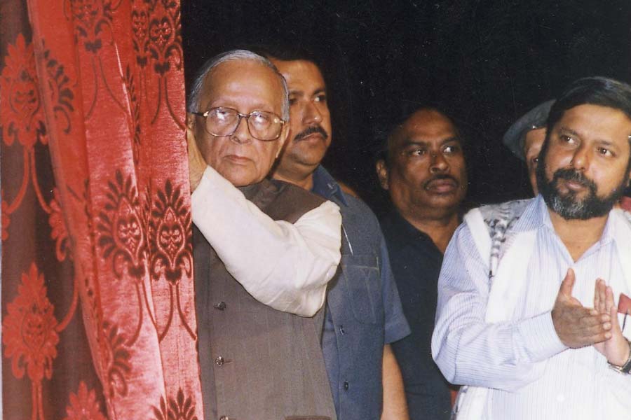 ১৯৯৬ সালে প্রয়াত মুখ্যমন্ত্রী জ্যোতি বসুর মন্ত্রিসভায় প্রথম বার নেওয়া হয়েছিল মানবকে। সেই সময় যুবকল্যাণ দফতরের স্বাধীন দায়িত্বপ্রাপ্ত মন্ত্রী ছিলেন তিনি। সামলেছেন পর্যটন, পরিবেশ ইত্যাদি দফতরও।