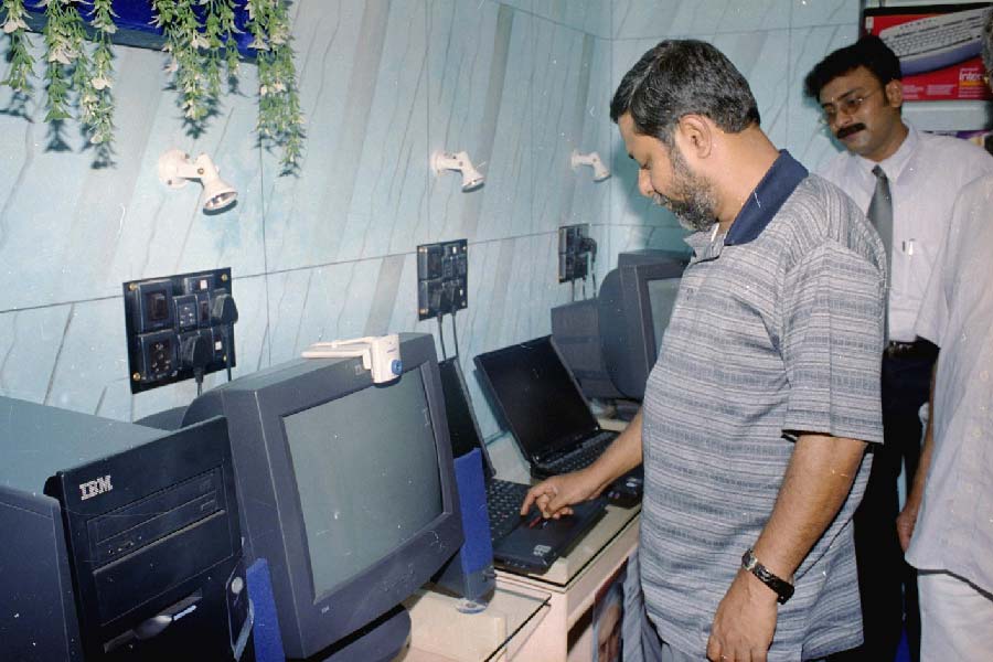 মানবের হাত ধরেই রাজ্যে চালু হয়েছিল যুব কম্পিউটার প্রকল্প। ওই প্রকল্প ছিল তাঁরই মস্তিষ্কপ্রসূত।