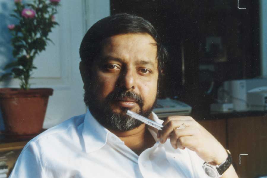 ১৯৯৮ সালে সিপিএমের রাজ্য কমিটির সদস্য হন মানব। পাশাপাশি, পার্টির কলকাতা জেলা সম্পাদকমণ্ডলীর সদস্যও হন তিনি।