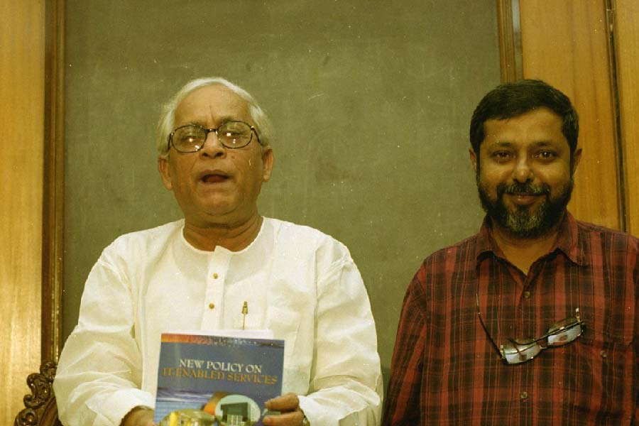 ২০০১ সালে বাম সরকারের মুখ্যমন্ত্রী বুদ্ধদেব ভট্টাচার্যের আমলে তথ্যপ্রযুক্তি মন্ত্রী ছিলেন মানব। ২০০৬ সালেও মন্ত্রী ছিলেন তিনি। সামলেছেন বিভিন্ন দফতর।