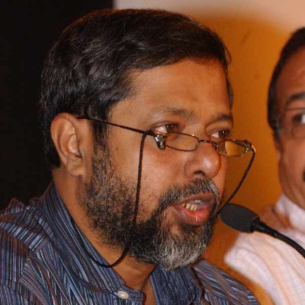 সেই সময়েই বিতর্কে জড়িয়ে পড়েন মানব। একটি চশমার জন্য বিধানসভার তহবিল থেকে ৩০ হাজার টাকা দাবি করেছিলেন তৎকালীন মন্ত্রী। 