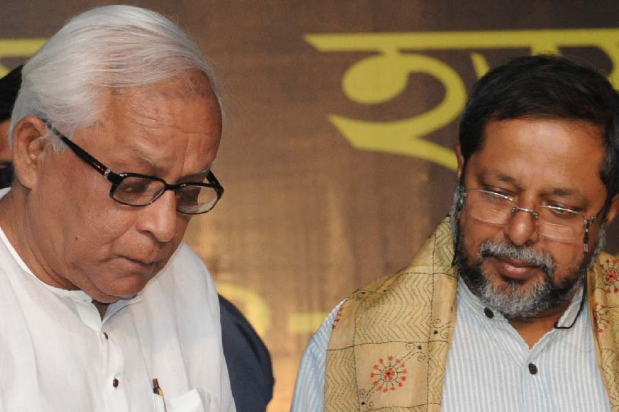 তবে ওই চশমা-বিতর্কে এতটাই জলঘোলা হয় যে, শেষমেশ সরকারের কাছ থেকে ওই টাকা নেননি তিনি।