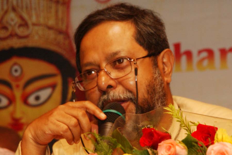 বাম আমলের দুই মুখ্যমন্ত্রী জ্যোতি বসু এবং বুদ্ধদেব ভট্টাচার্যের মন্ত্রিসভার সদস্য ছিলেন মানব। মঙ্গলবার তাঁর প্রয়াণে সেই পর্বের একটি অধ্যায়ও শেষ হল। 