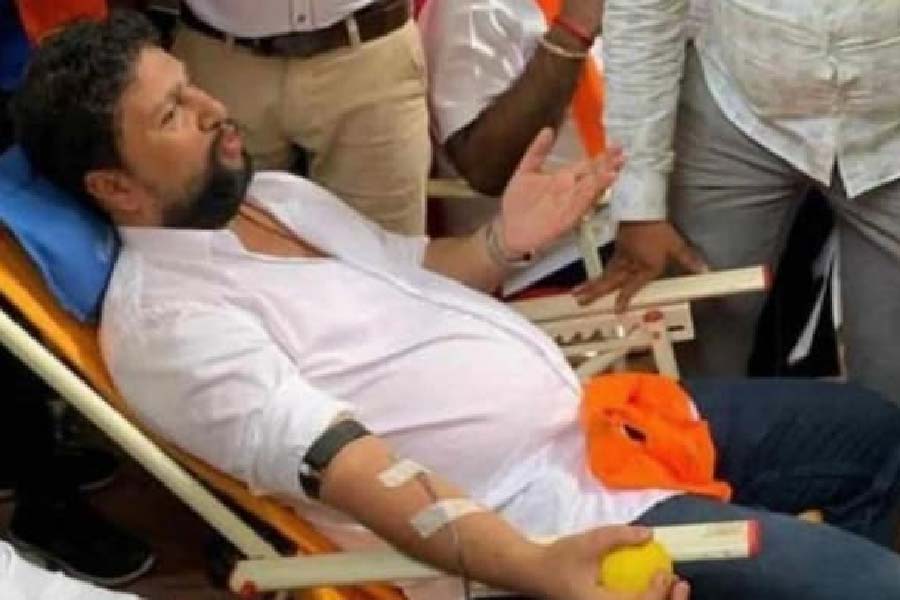 শুধু রক্তদান শিবিরই নয়, বিজেপি সাংসদ তেজস্বী সূর্য, পিসি মোহন এবং বেশ কয়েক জন বিজেপি নেতার সঙ্গেও ‘সাইলেন্ট সুনীল’কে দেখা গিয়েছে বলে অভিযোগ উঠেছে। তার পর থেকেই কর্নাটকের রাজ্য রাজনীতি সরগরম। প্রশ্ন উঠছে, যে গ্যাংস্টারকে পুলিশ খুঁজে পাচ্ছে না, তাঁকে রক্তদান শিবির, নেতাদের সঙ্গে কী ভাবে দেখা যাচ্ছে। 