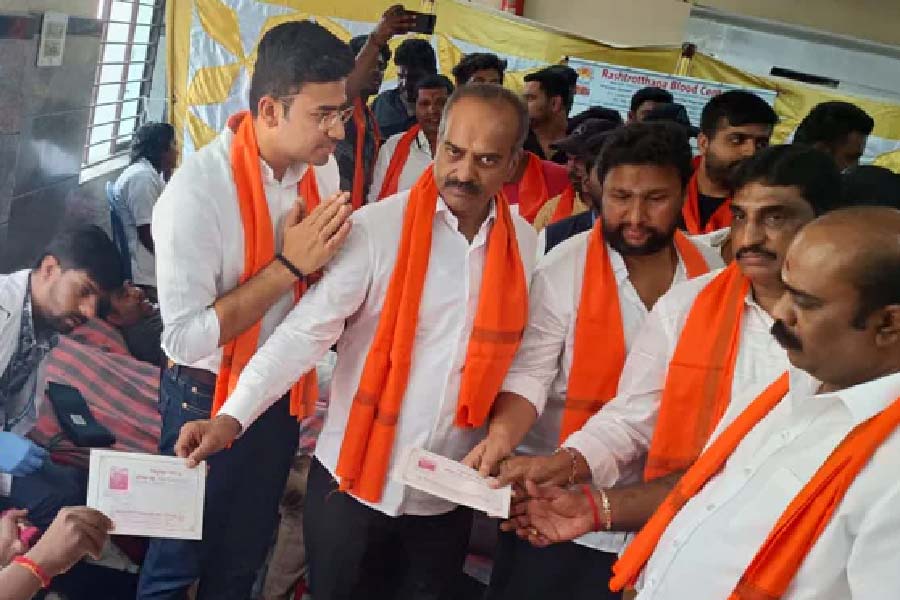 বিজেপি নেতাদের সঙ্গে কুখ্যাত গ্যাংস্টারের ছবি প্রকাশ্যে আসতেই অস্বস্তিতে কর্নাটক বিজেপি। বেঙ্গালুরু সেন্ট্রালের বিজেপি সাংসদ পিসি মোহন সোমবার এ প্রসঙ্গে বলেন, “রবিবার রক্তদান শিবিরে সুনীলের সঙ্গে এক মঞ্চ শেয়ার করার বিষয় নিয়ে অনুতপ্ত আমরা। বিষয়টি ভুল হয়েছে।” অন্য দিকে, বিজেপি বিধায়ক উধয় গারুদাচারের দাবি, সুনীল তাঁর বন্ধু ঠিকই। কিন্তু তিনি যে মোস্ট ওয়ান্টেড দুষ্কৃতী ‘সাইলেট সুনীল’ সেটা জানতেন না।  