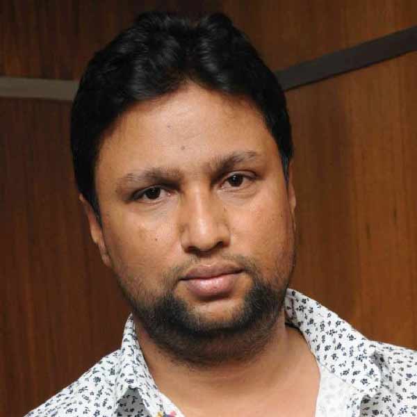 বিজেপি নেতাদের সঙ্গে ‘সাইলেন্ট সুনীল’-এর ছবি প্রকাশ্যে আসার পরই জল্পনা শুরু হয়েছে তা হলে কি এ বার বিজেপিতে যোগ দিচ্ছেন এই গ্যাংস্টার? যদিও সুনীল নিজেই দাবি করেছেন, আগামী বিধানসভা নির্বাচনে তিনি প্রার্থী হবেন। চমরাজপেট থেকে নির্বাচন লড়বেন। তবে বিজেপির টিকিটে লড়বেন কি না তা এখনও ঠিক হয়নি।