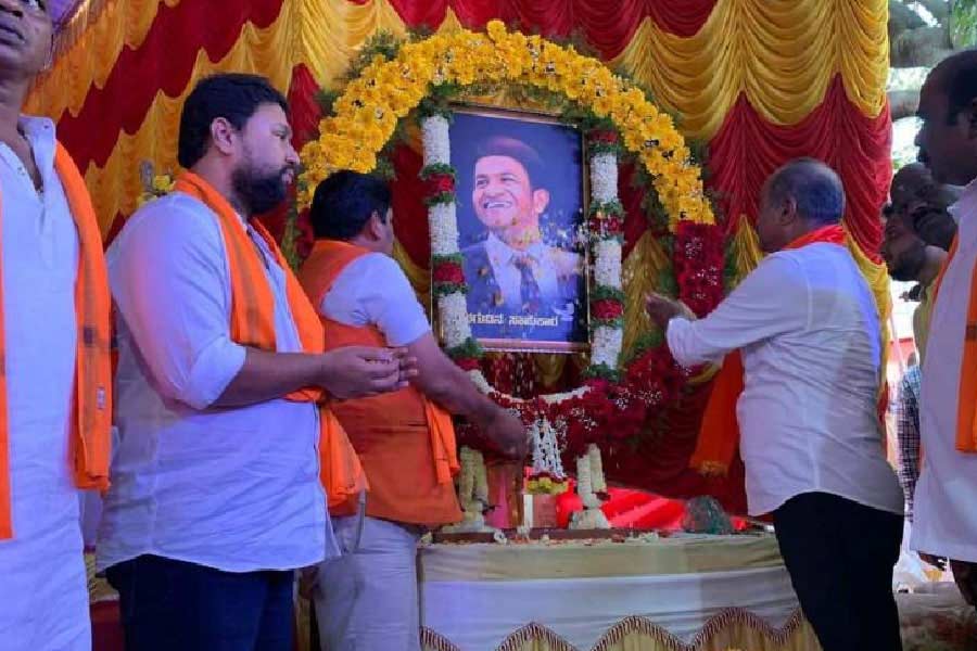 ২০০৫ সালে ওয়েক্কিনা কন্নু রাজেন্দ্র নামে এক ব্যক্তিকে খুনের ঘটনায় সুনীলের নাম প্রকাশ্যে আসে। সম্প্রতি বেঙ্গালুরু পুলিশ ৮৩ জন দুষ্কৃতীর একটি তালিকা জারি করেছে। তার মধ্যে সাইলেন্ট সুনীলের নামও রয়েছে। যত বারই পুলিশ সুনীলকে গ্রেফতার করতে গিয়েছে, তত বারই ব্যর্থ হয়েছে। সূত্রের খবর, সুনীলের নেটওয়ার্ক এতটাই পোক্ত যে, পুলিশ অভিযানের খবর তাঁর কাছে আগেই পৌঁছে যায়।