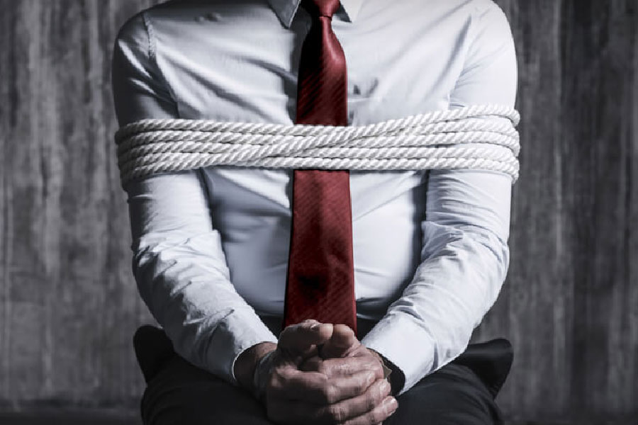 সুনীলের বিরুদ্ধে খুন, ডাকাতি, চুরি এবং অপহরণ-সহ ১৫টি মামলা রয়েছে। গত ২৩ নভেম্বর একটি মামলায় পুলিশ তাঁকে গ্রেফতার করতে গিয়েছিল। কিন্তু তার আগেই পালিয়ে যান তিনি। তার পরই বিজেপি নেতাদের সঙ্গে একটি রক্তদান শিবিরে সুনীলের ছবি প্রকাশ্যে আসে।