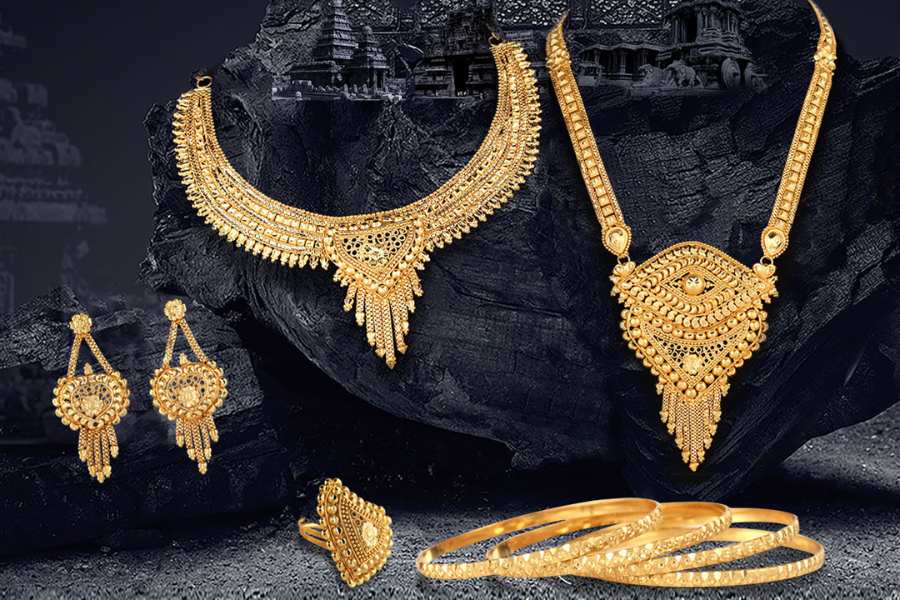 অথবা সোনার আকাশছোঁয়া দামের কারণে বিকল্প গয়না খুঁজছেন? তা হলে এই প্রতিবেদন একেবারে আপনার জন্যই। রইল বিশেষ কিছু গয়নার তালিকা, যা আপনার বিয়ের গয়না হিসাবে নজরকাড়া হয়ে উঠবে এক লহমায়। আর দামও সাধ্যের মধ্যেই, ২৫ হাজার। 