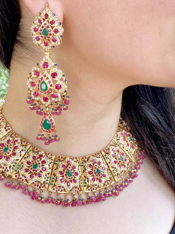 জমকালো এই জড়োয়া ও কুন্দনের সেট নিমেষে রাজকন্যার লুক নিয়ে আসবে। নানা ধরনের পাথর এবং সোনার পাত বসানো বসানো রয়েছে এতে। উজ্জ্বল রঙের লেহঙ্গার সঙ্গে পরুন এই গয়না।   