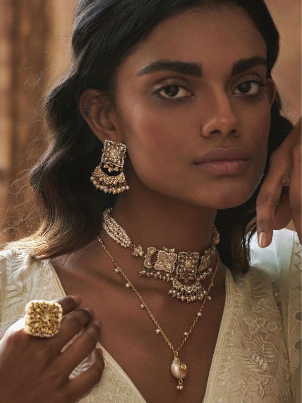 গয়নার মোটিফ এবং মুক্তোর তৈরি এই গলার হার স্নিগ্ধ সাজের জন্য একেবারে উপযুক্ত। সঙ্গে জুড়ে দেওয়া রয়েছে জিরকন পাথর।  