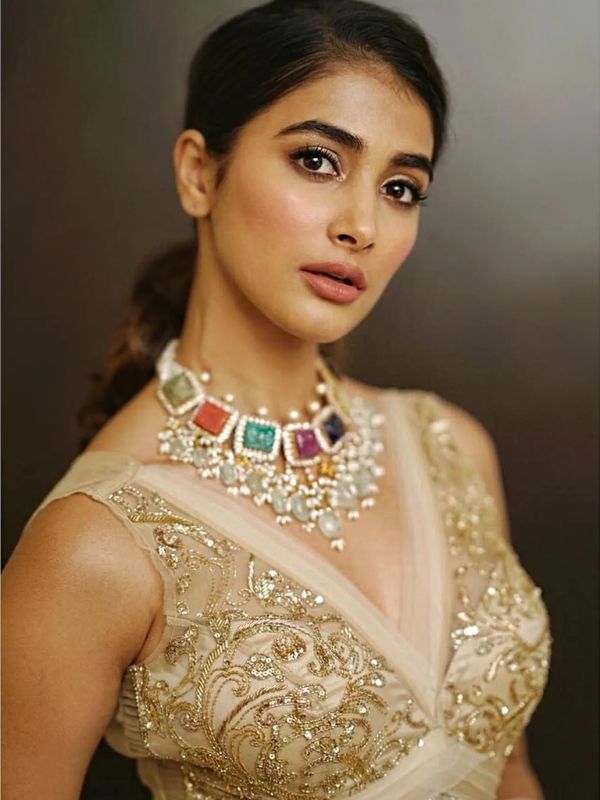 বিয়ের গয়না পরবর্তীকালে ব্যবহার করতে চান অন্যান্য পোশাকের সঙ্গে? তা হলে এই নবরত্ন চোকার নেকলেস হয়ে উঠবে আপনার প্রথম পছন্দ।  