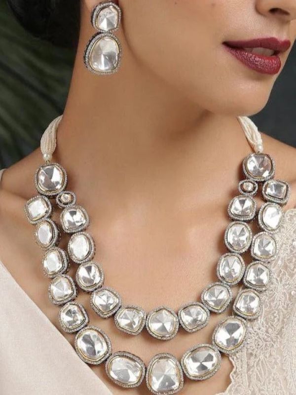 দুই স্তরের পোল্কি সেট আপনার সাজে যোগ করবে আভিজাত্য। যে কোনও রঙের লেহঙ্গার সঙ্গেই মানানসই এটি। 