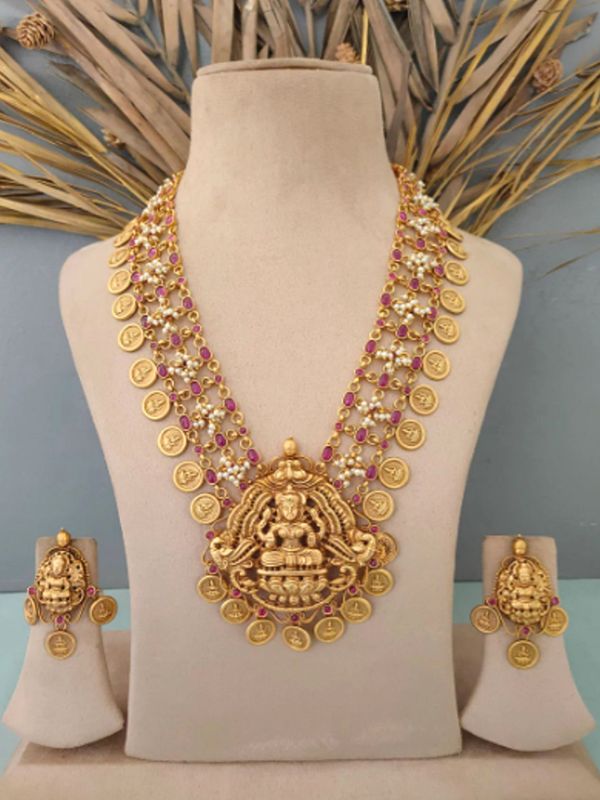 টেম্পল জুয়েলারি এখন বেশ জনপ্রিয়। দেবী লক্ষীর মোটিফ সহ মুদ্রার নকশা করা এই টেম্পল জুয়েলারিটি চমক আনবে সাজে। আর পরনে কাঞ্জিভরম শাড়ি হলে তো আর কথাই নেই!
