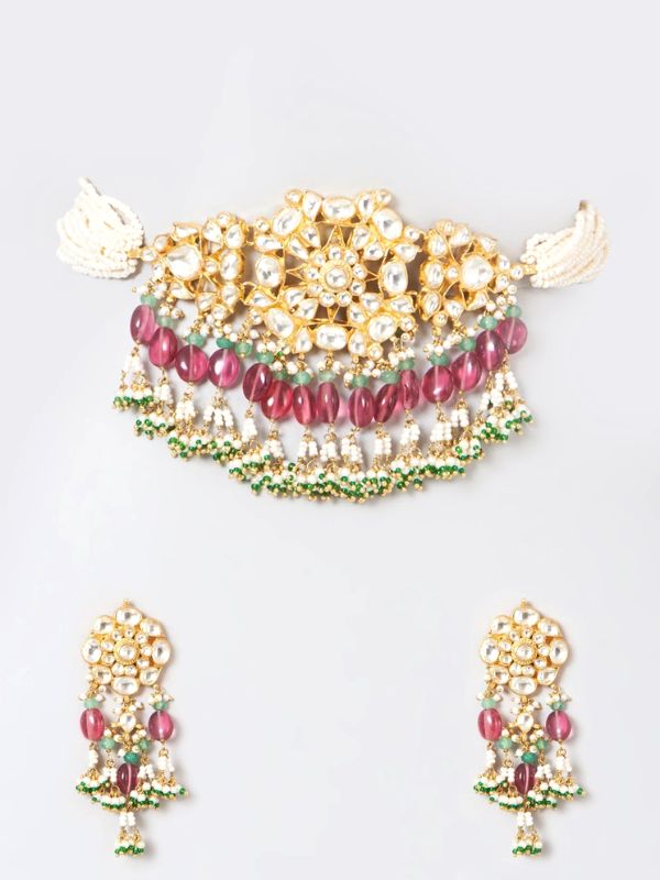 গোলাপি এবং সাদা কুন্দন পোল্কি সেট। তার সঙ্গে মানানসই কানের দুল। আধুনিক ও জমকালো সাজ চাইলে এই চোকার নেকলেস পরতে পারেন।