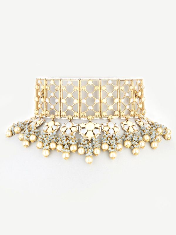 গোল্ড ফিনিশ হ্যান্ডক্রাফটেড নেকলেস সেট। ছিমছাম বিয়ের সাজ চাইলে এই হালকা ও মার্জিত গয়নাটি হয়ে উঠতে পারে বেশ আকর্ষণীয়। আপনার রুচিবোধের পরিচয়ও দেবে সোনা ও মুক্তোর তৈরি এই চোকার।