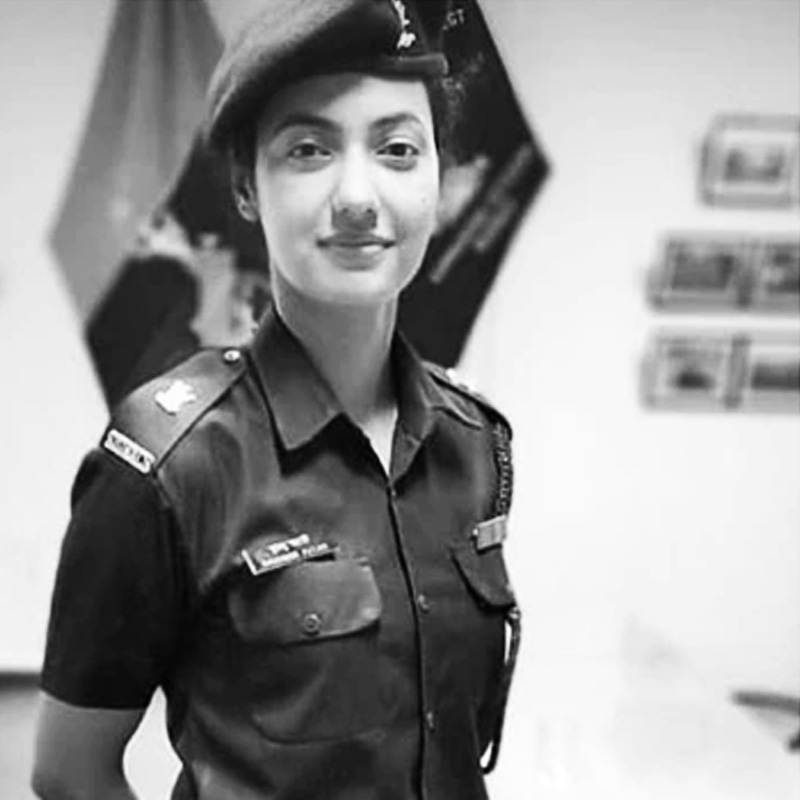 দিদি খুশবু কিন্তু হেঁটেছেন অন্য পথে। তিনি যোগ দিয়েছেন ভারতীয় সেনাবাহিনীতে। লেফটেন্যান্ট পদে রয়েছেন খুশবু পটানি।