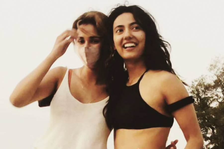 পোস্টে দিদির জন্মদিন উদ্‌যাপনের একাধিক ছবি, ভিডিয়ো পোস্ট করেছিলেন দিশা। তাতে দেখা গিয়েছিল, গোলাপি জামা পরে নাচছেন দিশা। মুখে মাস্ক। সঙ্গে আরও বন্ধুবান্ধব। যদিও বেশি নজর কেড়েছিলেন খুশবু। তিনি যে গ্ল্যামার জগৎ থেকে অনেক দূরে, তা কেউ বলবেন না।