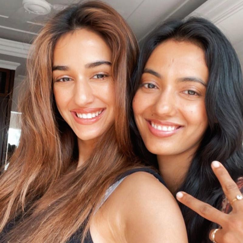 দিশাদের পরিবারের ঘনিষ্ঠেরা বলেন, বোনের মতোই খুশবু শরীরচর্চা নিয়ে ব্যস্ত থাকেন দিনের অনেকটা সময়। নাচ আর গান করতেও ভালবাসেন খুশবু। তবে সব থেকে বেশি পছন্দ করেন নিজেকে আড়ালে রাখতে।  