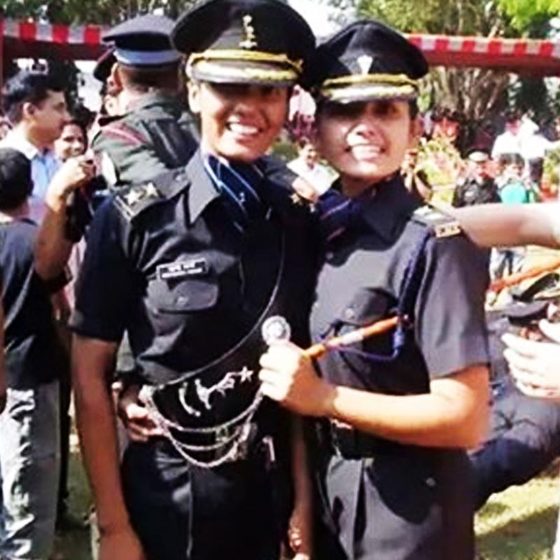 স্নাতক পাশ করে খুশবু একটি সংস্থায় ইঞ্জিনিয়ারের চাকরি নিয়েছিলেন। গত সাত বছর ধরে ভারতীয় সেনাবাহিনীতে রয়েছেন তিনি।