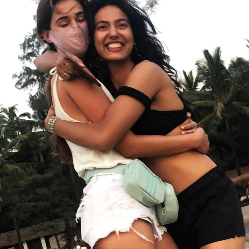 নিজের বিষয়ে খুব একটা মুখ খোলেন না খুশবু। গুঞ্জন, কলেজে পড়ার সময় থেকেই এক সহপাঠীর সঙ্গে সম্পর্ক। নাম সাহিল কুমার।