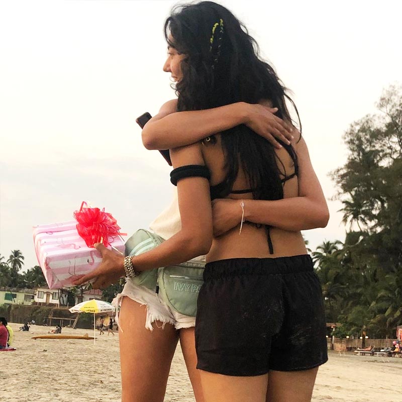 সাহিল নাকি পেশায় গায়ক। এখনও তাঁর সঙ্গেই সম্পর্ক রয়েছে খুশবুর। তবে বিয়ে কবে করবেন, সে বিষয়ে তিনি বা পটানি পরিবার মুখ খোলেনি।