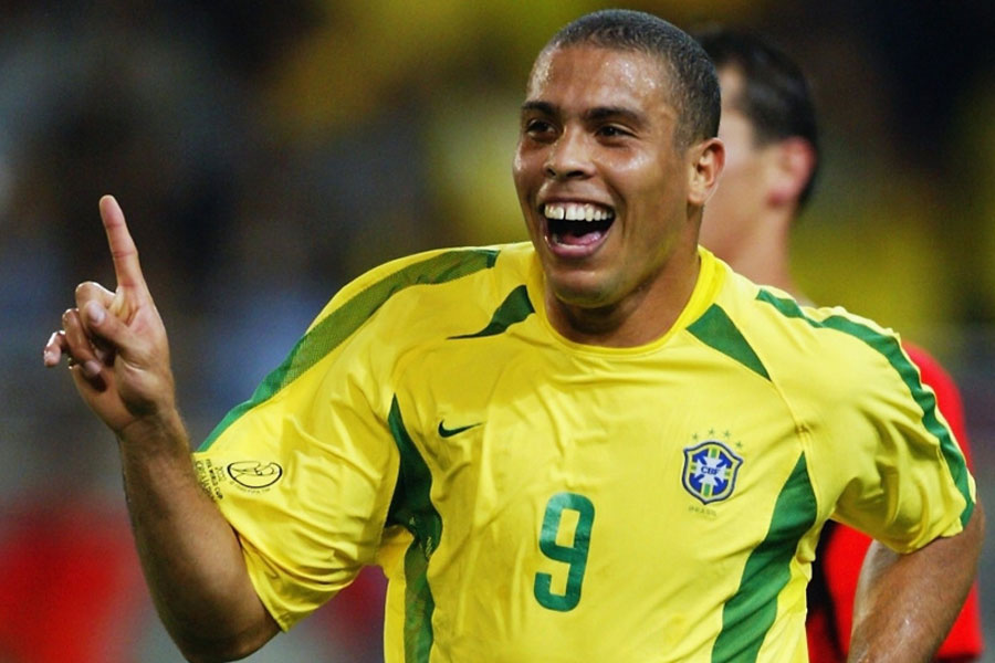 চর্চা থেকে বাদ পড়লেন না ব্রাজিলের প্রাক্তন ফুটবলার রোনাল্ডো। এক সময় ফুটবল বিশ্বকাপের সর্বোচ্চ গোলদাতা ছিলেন রোনাল্ডো লুই নাজ়ারিও দে লিমা।