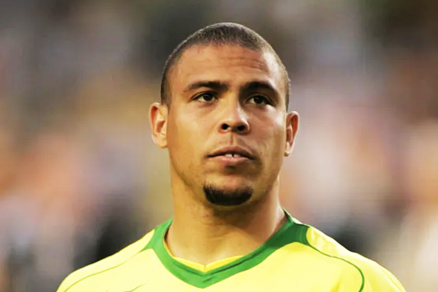 বরং ফুটবল মাঠের বাইরেও রোনাল্ডোর কীর্তি নিয়ে অবগত অনেকেই। ২০০৮ সালে তিন দেহ ব্যবসায়ীর সঙ্গে নাম জড়িয়ে পড়ে তাঁর।