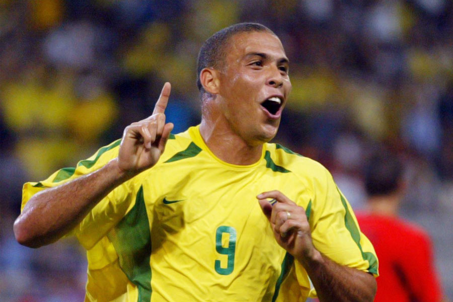 নিজের প্রেমিকাকে বাড়িতে ছেড়ে আসার সময় রাস্তায় তিন জন দেহ ব্যবসায়ীকে দাঁড়িয়ে থাকতে দেখেন রোনাল্ডো। টাকার বিনিময়ে তাঁদের সঙ্গে কাছের একটি মটেলে রাত কাটাতেও রাজি হন তিনি। কিন্তু পরে জানতে পারেন, দেহ ব্যবসায়ীরা মহিলা নন। বরং মহিলাদের বেশে ছিলেন তিন পুরুষ।