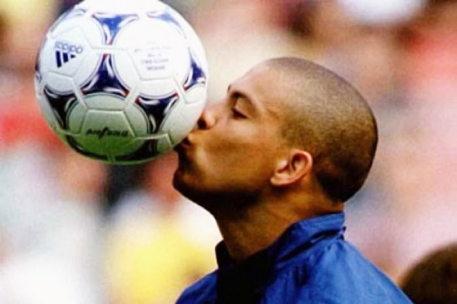 বুঝতে পেরে রোনাল্ডো পিছিয়ে আসেন। তখনই শুরু হয় গন্ডগোল। দেহ ব্যবসায়ীর ছদ্মবেশে থাকা তিন জন রোনাল্ডোকে ব্ল্যাকমেল করতে শুরু করেন। গাড়ির সমস্ত নথিপত্রও নিয়ে নেন তাঁরা।