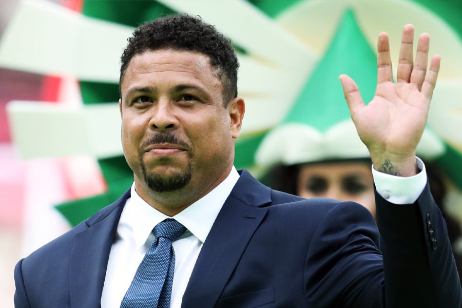 দাবি করেন, ৩০ হাজার ডলার (ভারতীয় মুদ্রায় ২৫ লক্ষ টাকার কাছাকাছি) না দিলে রোনাল্ডোর কুকীর্তির কথা ফাঁস করে দেবেন ছদ্মবেশীরা। এই ঘটনা নিয়ে প্রচুর জলঘোলাও হয়।