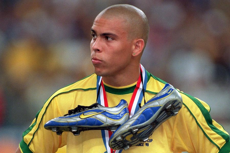 তার আগেও বিতর্কে জড়িয়েছেন রোনাল্ডো। নব্বইয়ের দশকে দুই মহিলার সঙ্গে আপত্তিকর অবস্থায় পাওয়া গিয়েছিল রোনাল্ডোকে।