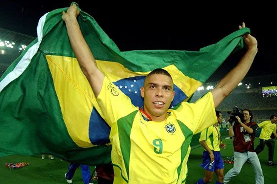 বার্সেলোনার ঘরের মাঠ ন্যু ক্যাম্পের প্রেসি়ডেন্সিয়াল বক্সে দুই মহিলার সঙ্গে যৌনকর্মে লিপ্ত ছিলেন রোনাল্ডো। সেই সময় এক নিরাপত্তারক্ষী হঠাৎ সামনে চলে আসেন।