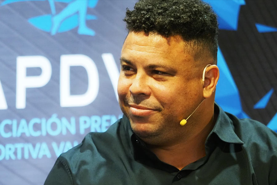 জানাজানি হতে হইচই শুরু হয়ে যায়। বার্সেলোনার তৎকালীন প্রেসিডেন্ট জোসেফ লুই নুনেজ় বলেন, ‘‘রোনাল্ডোর বয়স ২০। এই বয়সেই তো ওর মজা করার কথা।’’