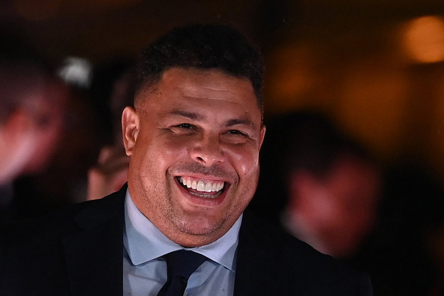 উত্তরে রোনাল্ডো বলেছিলেন, ‘‘বিশ্বকাপ তো চার বছর পর হয়। কিন্তু সঙ্গমে তো যখন তখন লিপ্ত হওয়া যায়। যৌনতায় মজে যাওয়া যে খারাপ, তা একদম নয়।’’