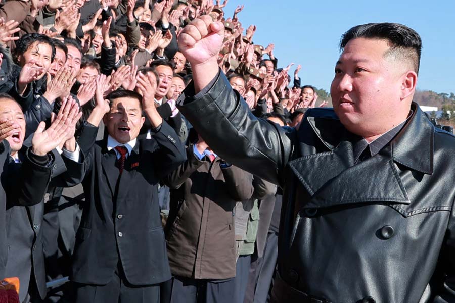 কিম জানিয়েছেন, উত্তর কোরিয়া একটি নতুন আন্তঃমহাদেশীয় ব্যালিস্টিক ক্ষেপণাস্ত্র তৈরি করেছে। আর এই ক্ষেপণাস্ত্রই হতে চলেছে বিশ্বের ‘সবচেয়ে শক্তিশালী’ কৌশলগত অস্ত্র।