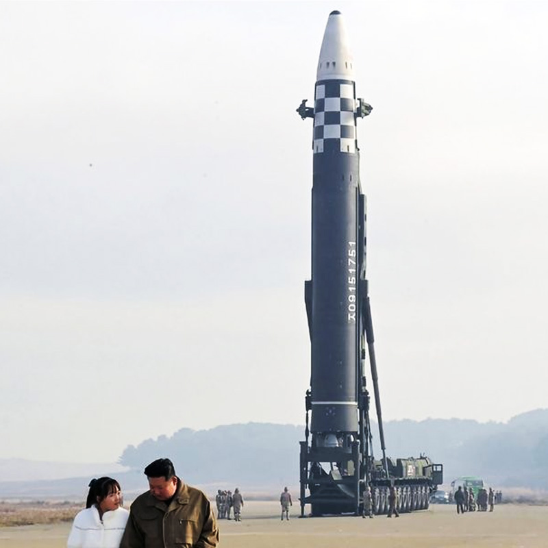 উত্তর কোরিয়ার সর্বোচ্চ নেতার দাবি, অনেক দিন ধরেই তিনি বিশ্বের ‘সবচেয়ে শক্তিশালী’ পারমাণবিক অস্ত্রভান্ডার তৈরির পরিকল্পনা করছেন। নতুন এই ব্যালিস্টিক ক্ষেপণাস্ত্র সেই ভান্ডারেরই একটি অংশ মাত্র।