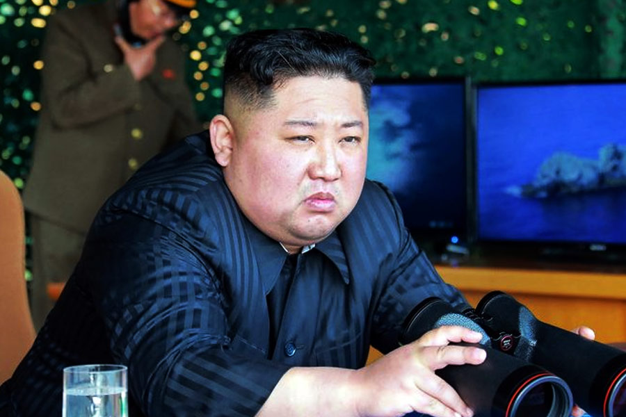 কোরিয়ার রাষ্ট্রীয় সংবাদ সংস্থা কেএনসিএ কিমের এই মন্তব্যের অবশ্য অন্য ব্যাখ্যা দিয়েছে। কেএনসিএ-র দাবি, কিম আসলে তাঁর সেনাকেই ‘সবচেয়ে শক্তিশালী’ বলেছেন।