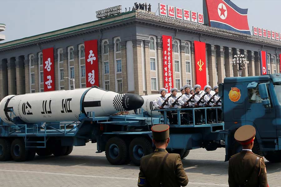 কিম সম্প্রতি বলেন, ‘‘রাষ্ট্র এবং জনগণের মর্যাদা এবং সার্বভৌমত্বকে দৃঢ় ভাবে রক্ষা করার জন্য আমরা নিরলস ভাবে কাজ করে চলেছি। আর সেই জন্য আমাদের পরমাণু অস্ত্রভান্ডার তৈরি করার দিকে মনোযোগ দিতে হবে। আমাদের চূড়ান্ত লক্ষ্য বিশ্বের সবচেয়ে শক্তিশালী কৌশলগত অস্ত্র তৈরি করা। এই অস্ত্রগুলি হবে নজিরবিহীন।’’