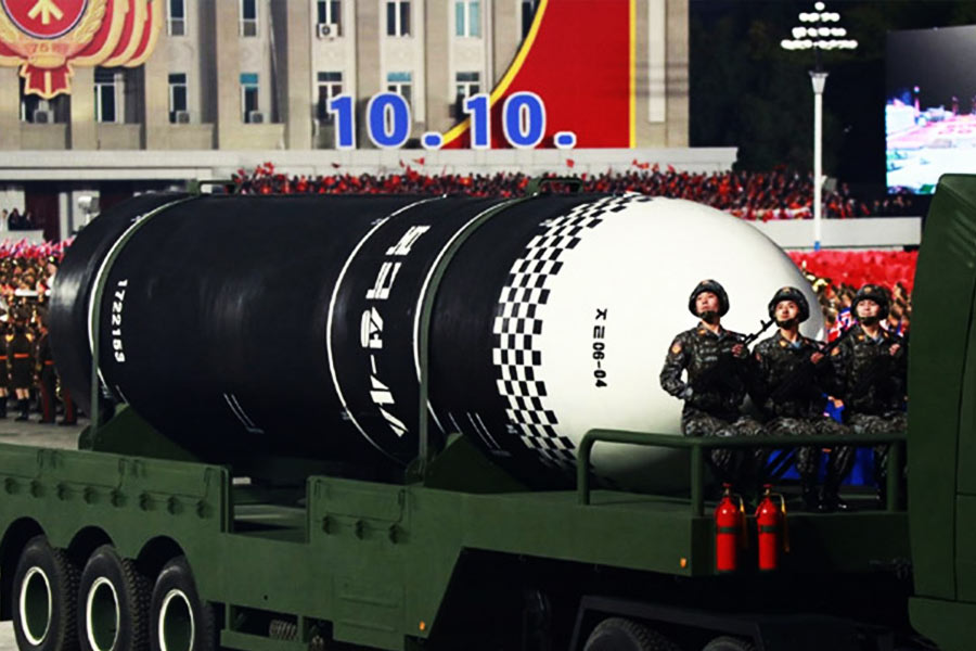 কিম এর পর আরও বলেন, প্রতিরক্ষা বিষয়ক গবেষণায় নিযুক্ত দেশের বিশ্বস্ত নেতৃস্থানীয় ক্যাডার এবং বিজ্ঞানীরা ইতিমধ্যেই বিশ্বের সবচেয়ে শক্তিশালী কৌশলগত অস্ত্র তৈরি করে ফেলেছেন।