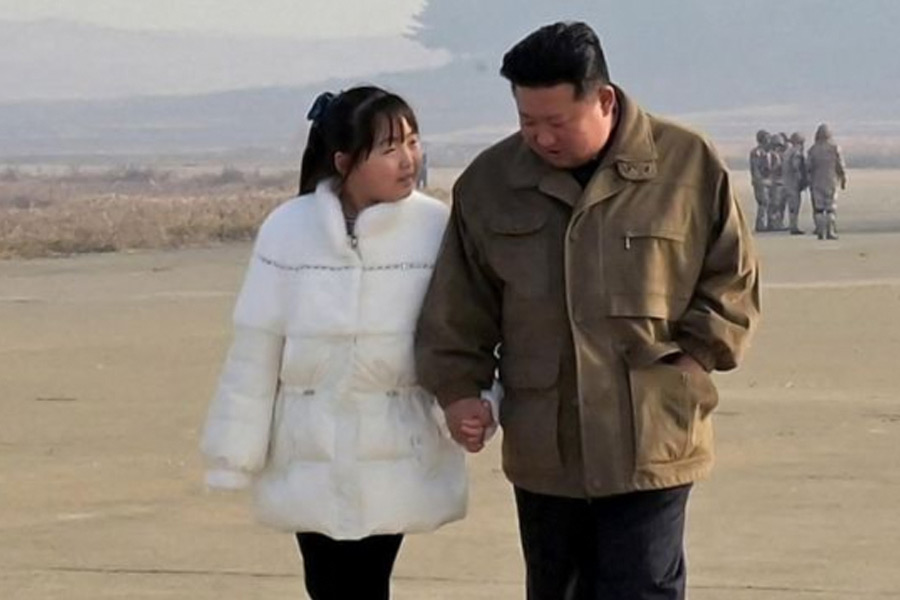 উত্তর কোরিয়ার পারমাণবিক শক্তির ক্রমবর্ধমান বৃদ্ধি নিয়ে একের পর এক দাবি করে চলেছেন কিম। এর মাঝেই প্রকাশ্যে আসে মেয়ের সঙ্গে কিমের ছবি।