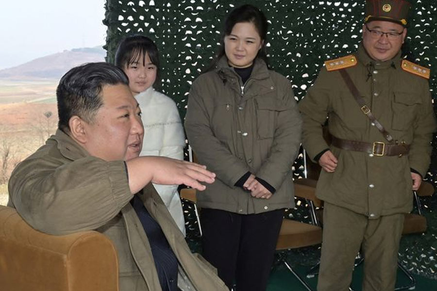 সম্প্রতি ক্ষেপণাস্ত্র বিজ্ঞানীদের সঙ্গে একটি বৈঠকে মেয়েকে নিয়ে গিয়েছিলেন কিম। সেই ছবি সমাজমাধ্যমে ছড়িয়ে পড়েছে।
