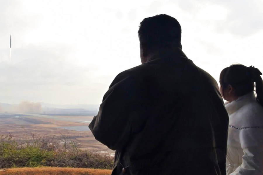 তবে ১০ বছরের মেয়েকে ক্ষেপণাস্ত্র বিজ্ঞানীদের সঙ্গে বৈঠকে নিয়ে যাওয়ার কিমের সিদ্ধান্তকে বাড়াবাড়িই মনে করছেন বহু মানুষ।