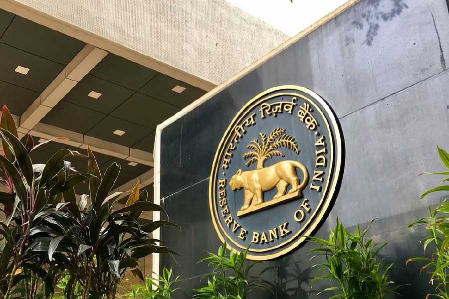 আরবিআই ব্যাখ্যা করেছে, এই ডিজিটাল মুদ্রা গ্রাহক এবং ব্যবসায়ীদের মধ্যে ব্যাঙ্কের মাধ্যমে বিতরণ করা হবে। ব্যবহারকারীরা নির্দিষ্ট ব্যাঙ্কের দেওয়া ডিজিটাল ওয়ালেটের মাধ্যমে এবং মোবাইল ফোন বা ডিভাইসে রাখা ডিজিটাল মুদ্রার মাধ্যমে এই লেনদেন করতে পারবেন।