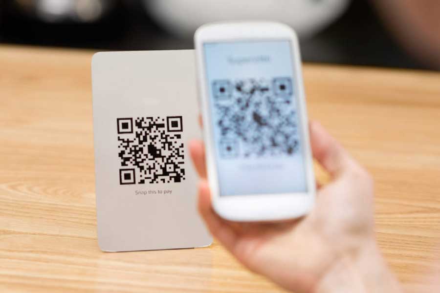 অনলাইনে বিভিন্ন অ্যাপের লেনদেনের মতোই সুবিধা রয়েছে ‘ডিজিটাল রুপি’র ব্যবহারেও। ব্যবসায়ীদের কাছে থাকা কিউআর কোড স্ক্যান করে এই ডিজিটাল মুদ্রা দিতে পারবেন সাধারণ মানুষ। ডিজিটাল এই মুদ্রা ব্যবহার করা যথেষ্ট নিরাপদ হবে বলেও আরবিআইয়ের দাবি।