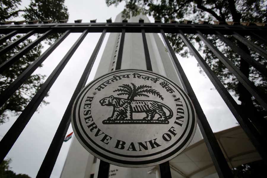 আরবিআইয়ের এক বিজ্ঞপ্তিতে বলা হয়েছে ‘নগদ টাকার যা যা বৈশিষ্ট্য রয়েছে, ‘ডিজিটাল রুপি’তেও একই বৈশিষ্ট্য রয়েছে। নগদ টাকার মতোই ‘ই-রুপি’ মানুষকে টাকার লেনদেনে সাহায্য করবে। তবে ব্যাঙ্কে নগদ জমা রাখলে যেমন সুদ পাওয়া যায়, এ ক্ষেত্রে সে রকম কোনও সুদ পাওয়া যাবে না। ব্যাঙ্কগুলি এই ডিজিটাল মুদ্রা আমানত রূপেও জমা রাখতে পারবে।