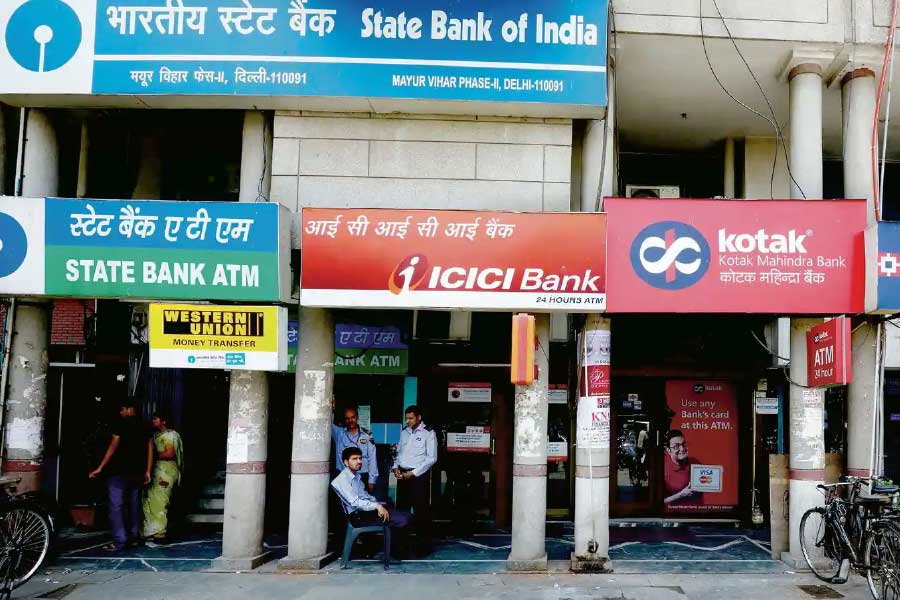 চারটি ব্যাঙ্ককে আপাতত ‘ডিজিটাল রুপি’ বিতরণে অংশীদার করা হয়েছে। তবে পরবর্তী কালে ব্যাঙ্ক অফ বরোদা, ইউনিয়ন ব্যাঙ্ক অফ ইন্ডিয়া, এইচডিএফসি ব্যাঙ্ক এবং কোটাক মাহিন্দ্রা ব্যাঙ্ক থেকেও ডিজিটাল রুপি বিতরণের কথা ভাবছে আরবিআই।