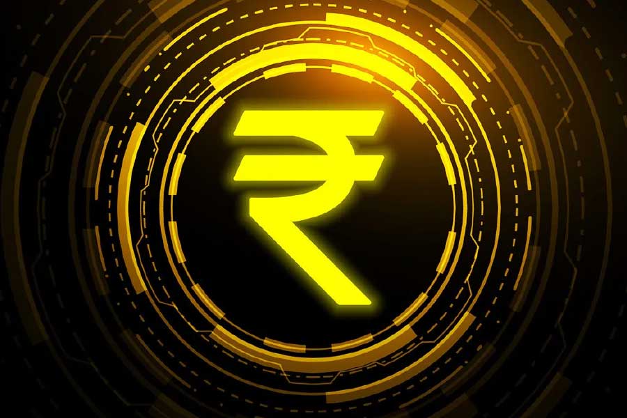 দীর্ঘ দিন ধরে ডিজিটাল মুদ্রা চালু করার কথা চিন্তা করছে আরবিআই। দেশে ক্রিপ্টোর রমরমা কমাতে বিকল্প কোনও ব্যবস্থার কথা চিন্তা করছিল শীর্ষ ব্যাঙ্ক। তারই ফল এই ডিজিটাল মুদ্রা। প্রয়োজনে লেনদেনের উপর সরকার নজরও রাখতে পারবে সহজে। খুচরো টাকার লেনদেনে যা করা অসম্ভব।