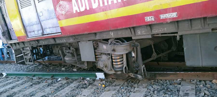 চাকা খুলে গিয়েছে ফাঁকা ট্রেনটির। 