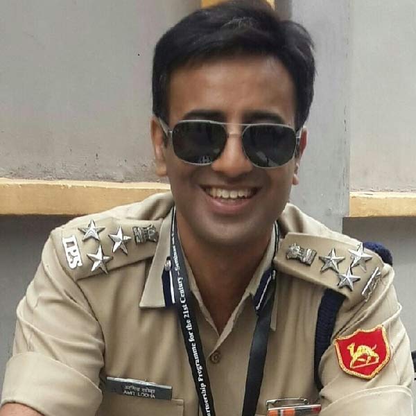 কে এই অমিত? বিহার অবশ্য এই মানুষটিকে চেনে এক জন ডাকাবুকো পুলিশ অফিসার হিসাবে। সৎ আইপিএস। সাধারণ মানুষের চোখে তিনি ‘সুপার কপ’। আবার বিহারের অপরাধীদের চোখে তিনি ‘যম’!